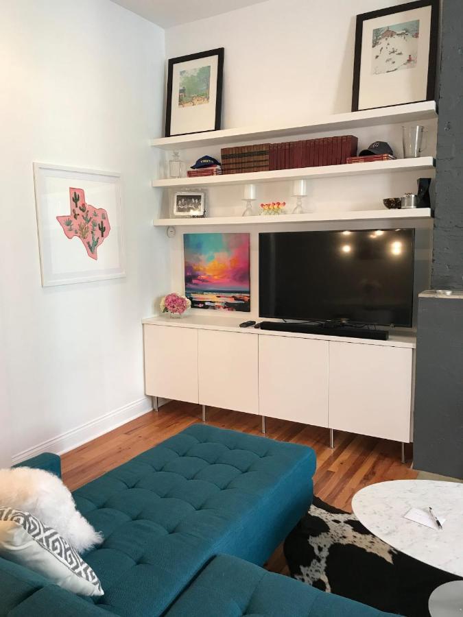 Walk To Lincoln Park, North Avenue Beach, And Second City! Lovely Old Town Charm! *