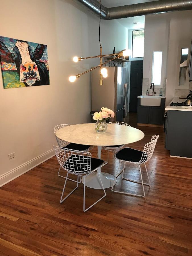 Apartment Walk To Lincoln Park, North Avenue Beach, And Second City! Lovely Old Town Charm!
