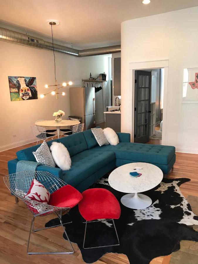 Walk To Lincoln Park, North Avenue Beach, And Second City! Lovely Old Town Charm! Chicago