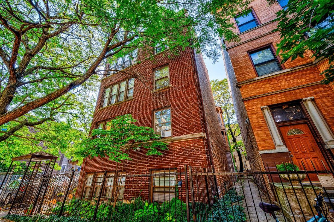Steps To The Lakefront! This Uptown Beauty Is Everything You Need For A Perfect Getaway Apartment Chicago