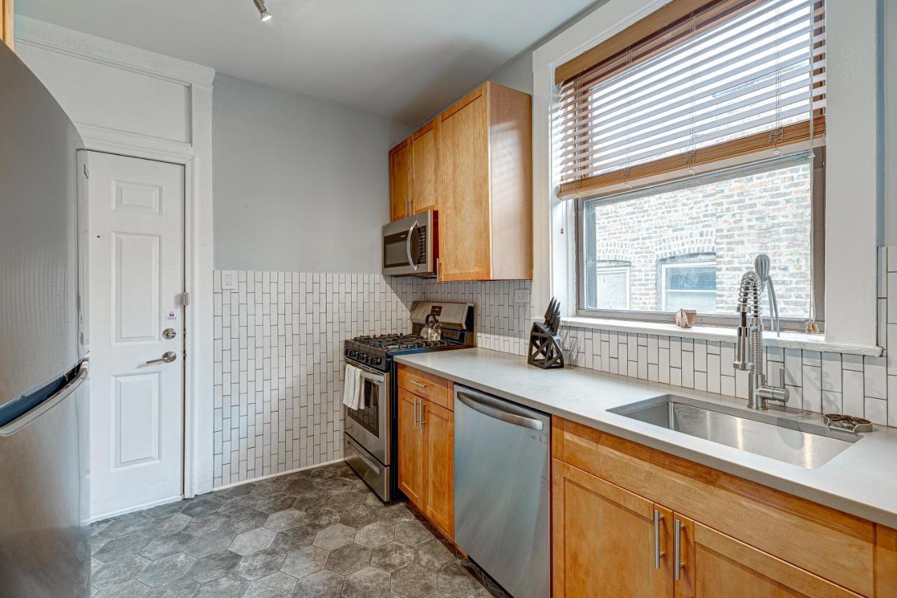Steps To The Lakefront! This Uptown Beauty Is Everything You Need For A Perfect Getaway Apartment Chicago