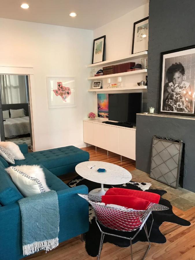 Walk To Lincoln Park, North Avenue Beach, And Second City! Lovely Old Town Charm! *