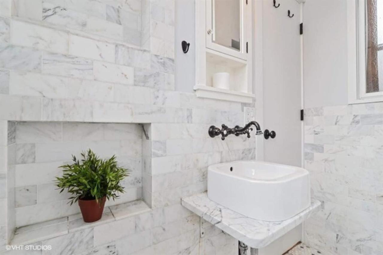 Walk To Lincoln Park, North Avenue Beach, And Second City! Lovely Old Town Charm! Apartment