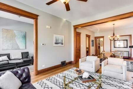 Garage Parking - Vintage Charm - And A Fabulous Location! Easily Enjoy The Best Of Chicago! Apts *