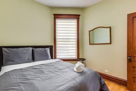 Garage Parking - Vintage Charm - And A Fabulous Location! Easily Enjoy The Best Of Chicago! Apts *