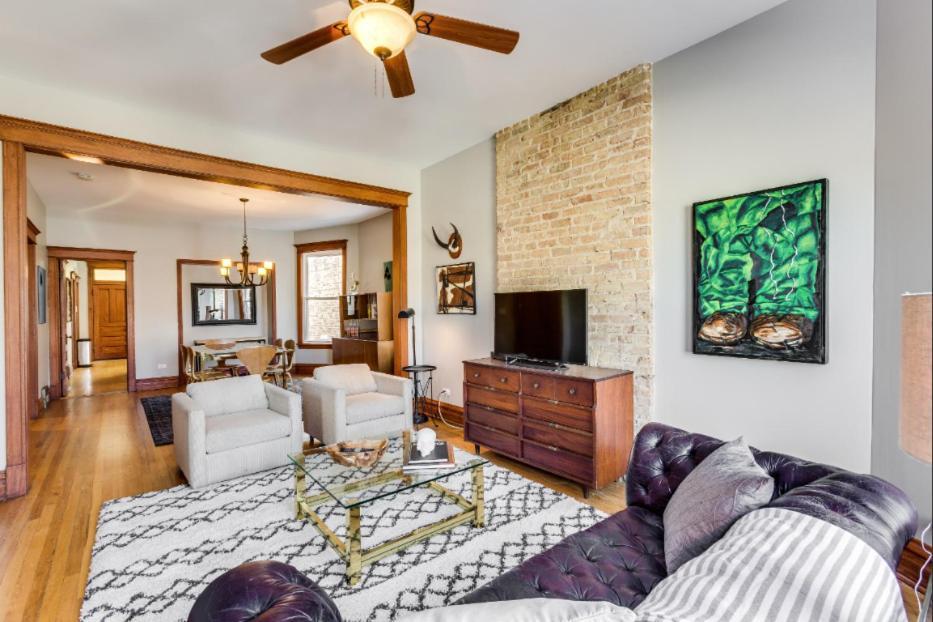 Garage Parking - Vintage Charm - And A Fabulous Location! Easily Enjoy The Best Of Chicago! Apts Apartment