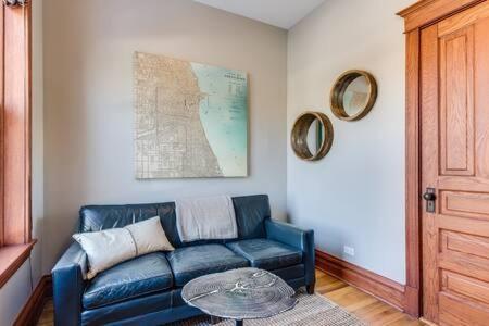 Garage Parking - Vintage Charm - And A Fabulous Location! Easily Enjoy The Best Of Chicago! Apts