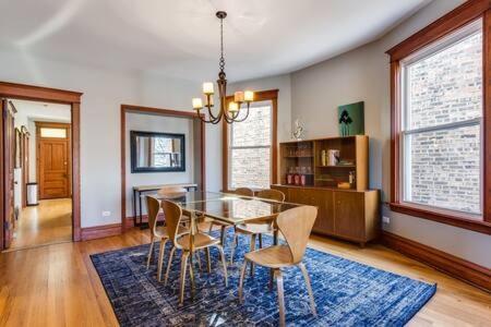 Garage Parking - Vintage Charm - And A Fabulous Location! Easily Enjoy The Best Of Chicago! Apts Chicago