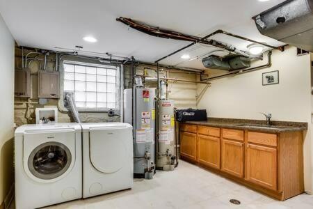 Garage Parking - Vintage Charm - And A Fabulous Location! Easily Enjoy The Best Of Chicago! Apts *