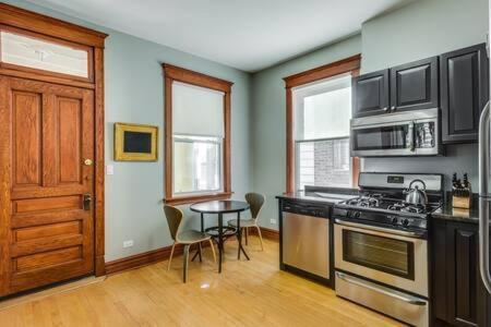 Garage Parking - Vintage Charm - And A Fabulous Location! Easily Enjoy The Best Of Chicago! Apts *