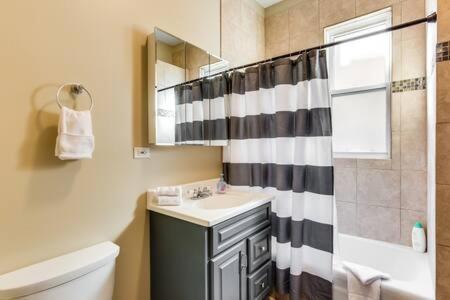 Garage Parking - Vintage Charm - And A Fabulous Location! Easily Enjoy The Best Of Chicago! Apts * Chicago