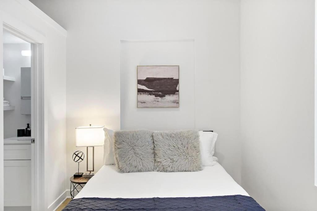 With Laundry, Near Shops! - Montrose 316 & 318 Apartment