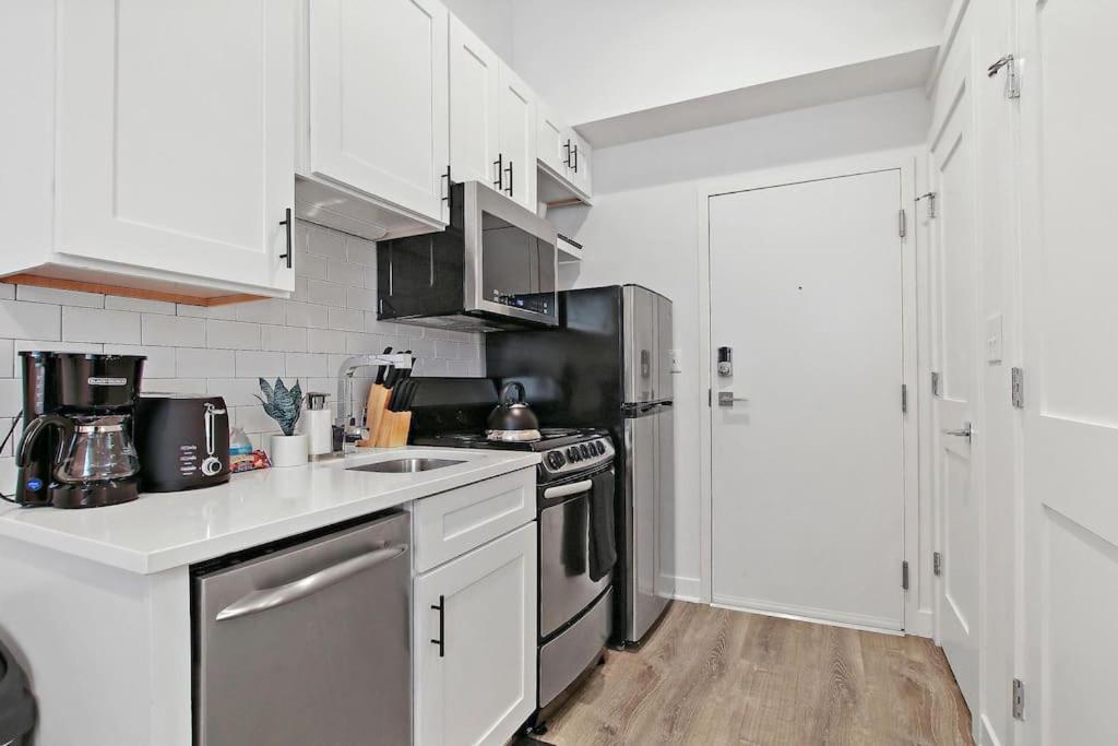 Apartment With Laundry, Near Shops! - Montrose 316 & 318 Chicago
