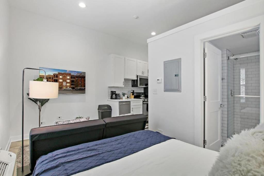 With Laundry, Near Shops! - Montrose Rep *