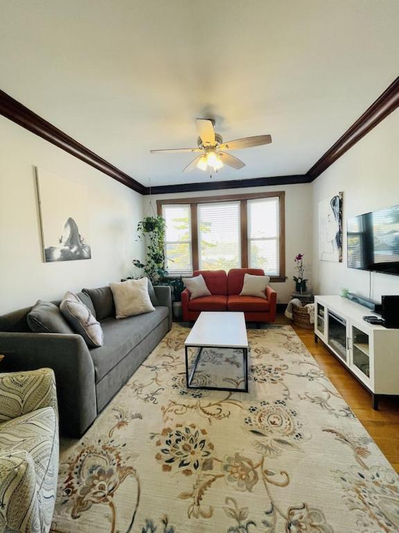 The Karlov. Gorgeous ,spacious 2bd/ 1ba W/ Parking Appartement Chicago