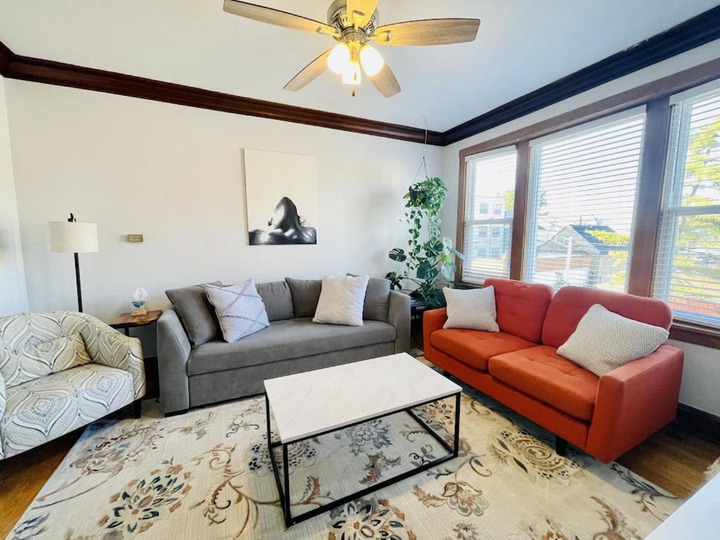 The Karlov. Gorgeous ,spacious 2bd/ 1ba W/ Parking Appartement *