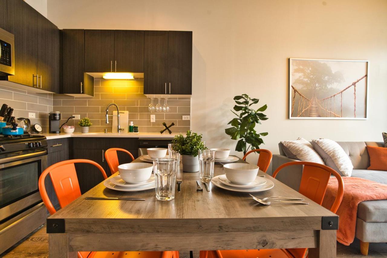 Luxury 3Br Spacious Suite Sleeps 8 Guests With Patio, Skyline View, Optional Parking And Gym Access Near Mccormick Place And Lakefront Appartement
