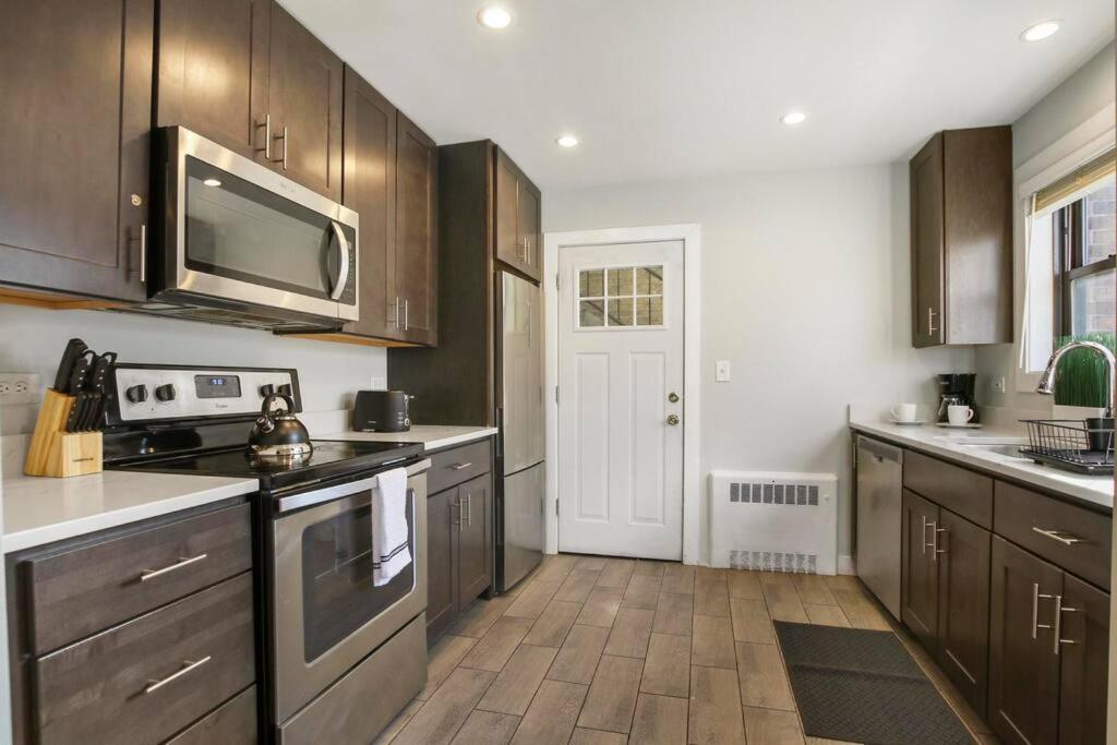 Apartment Vibrant 2br Close To And Park - Sheridan 1 *