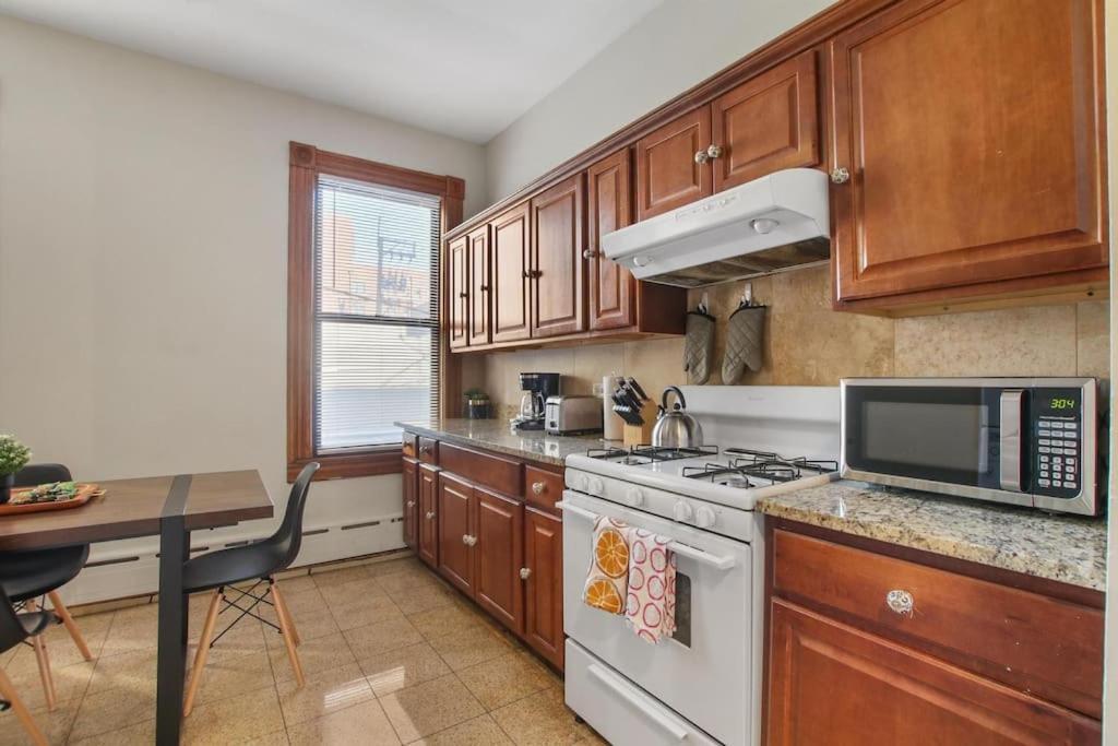 Well-equipped 4br With In-unit Washer & Dryer - Broadway 2 *