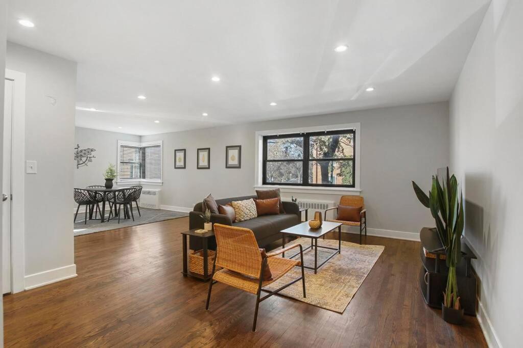 Vibrant 2br Close To And Park - Sheridan 1 *