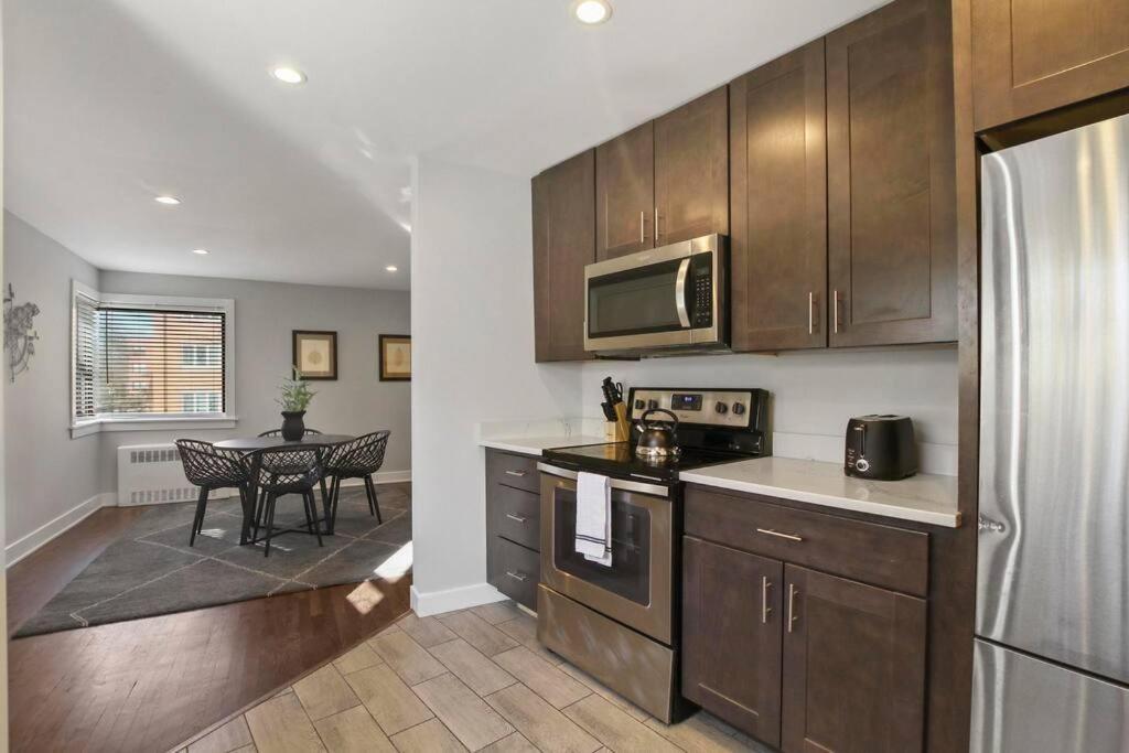 Vibrant 2br Close To And Park - Sheridan 1 Apartment
