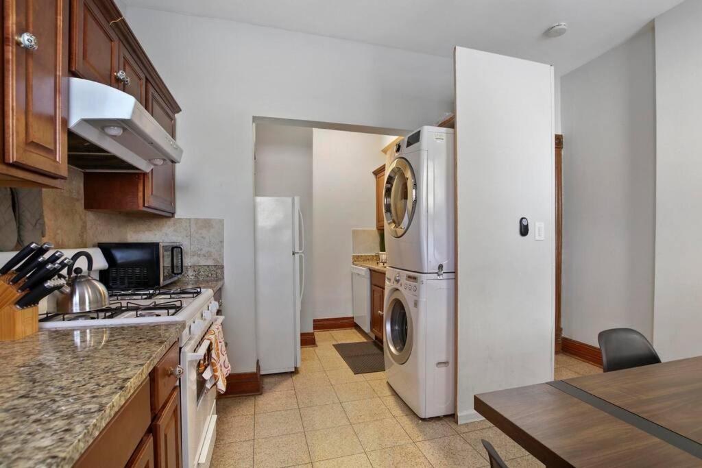 Well-equipped 4br With In-unit Washer & Dryer - Broadway 2 Chicago