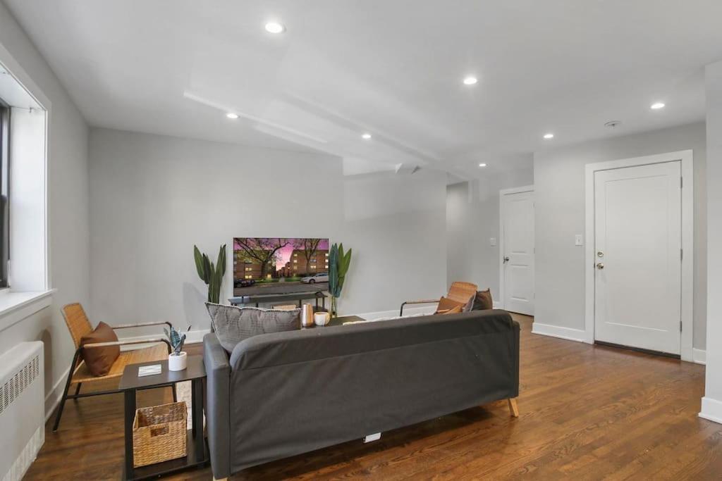 Vibrant 2br Close To And Park - Sheridan 1 Apartment