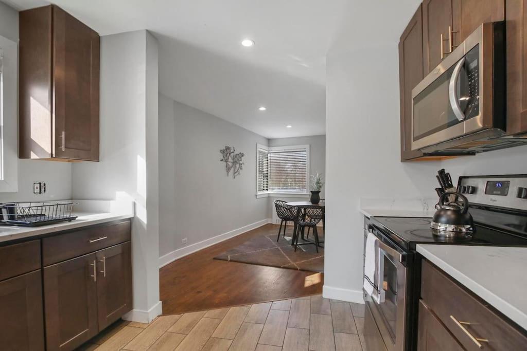 Vibrant 2br Close To And Park - Sheridan 1 Apartment *