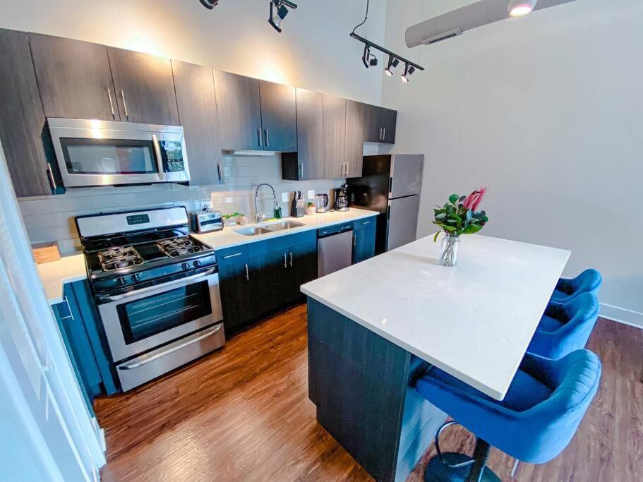 Chic & Central 3Br Oasis With Optional Parking Near Uic, Roosevelt Station & Chicago'S Top Attractions