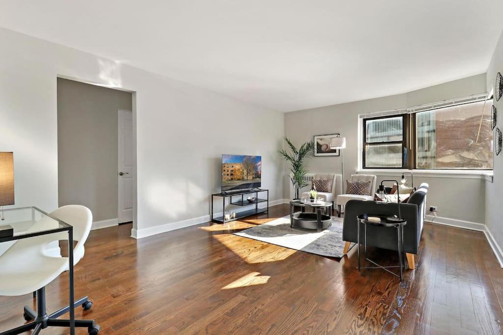 Cozy & Fully Furnished 2br Apt With Wi-fi - Sheridan S2 Apartment Chicago