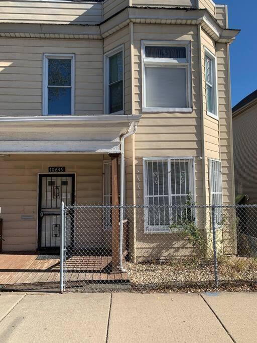 Large Four Bedroom Freshly Remodeled * Chicago