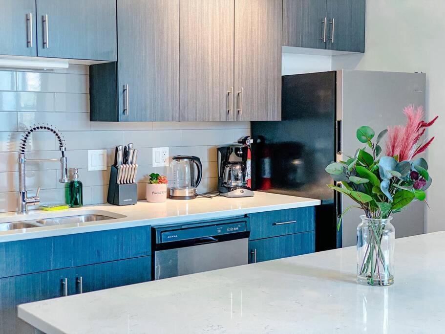 Chic & Central 3Br Oasis With Optional Parking Near Uic, Roosevelt Station & Chicago'S Top Attractions