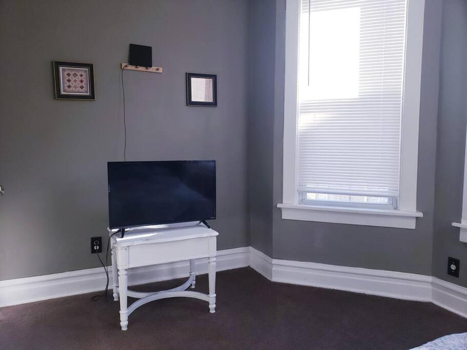 Large Four Bedroom Freshly Remodeled *