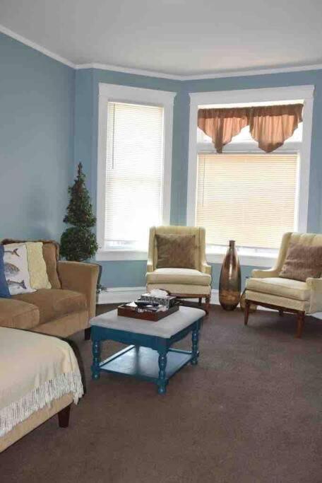 Large Four Bedroom Freshly Remodeled *