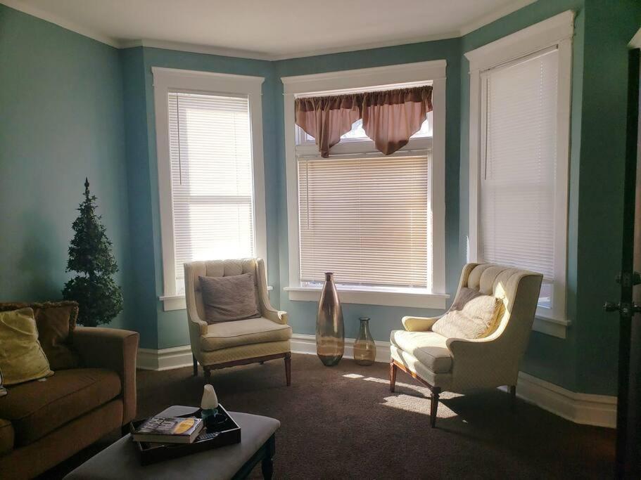 Large Four Bedroom Freshly Remodeled * Chicago