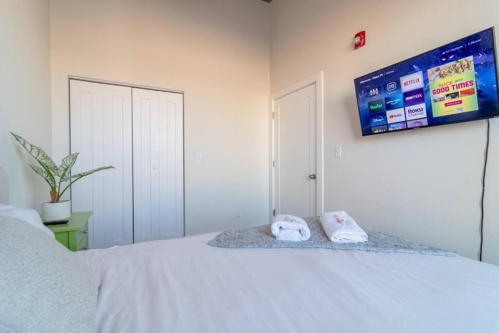 South Loop Chicago 2Br Retreat With Skyline View And Optional Parking For 8 Guests Near Mccormick Place And Soldier Field