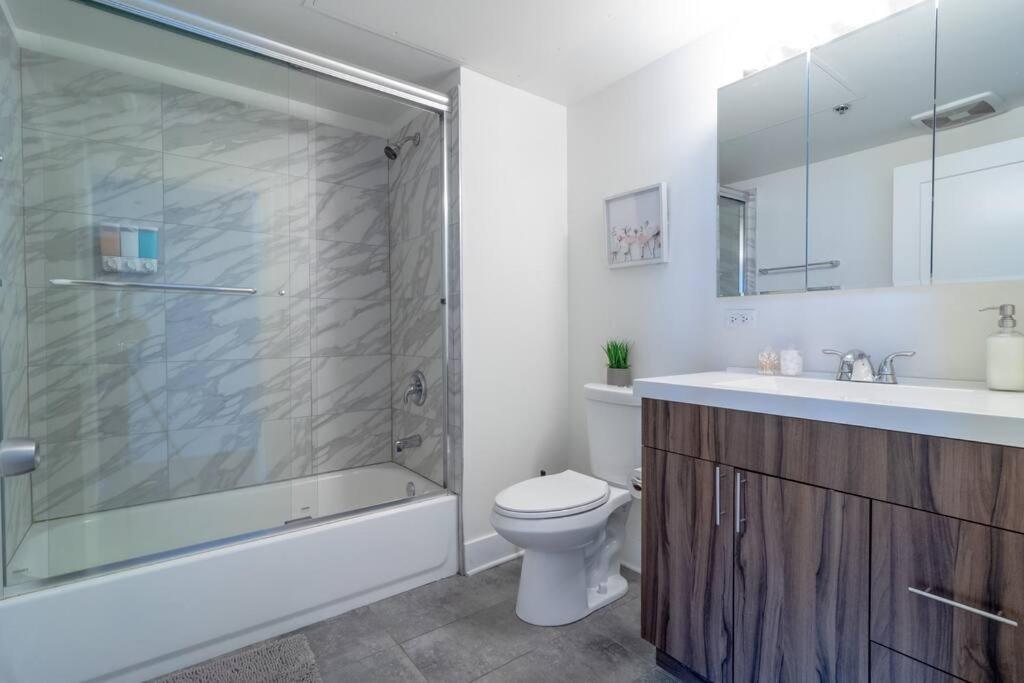 Apartment South Loop Chicago 2Br Retreat With Skyline View And Optional Parking For 8 Guests Near Mccormick Place And Soldier Field