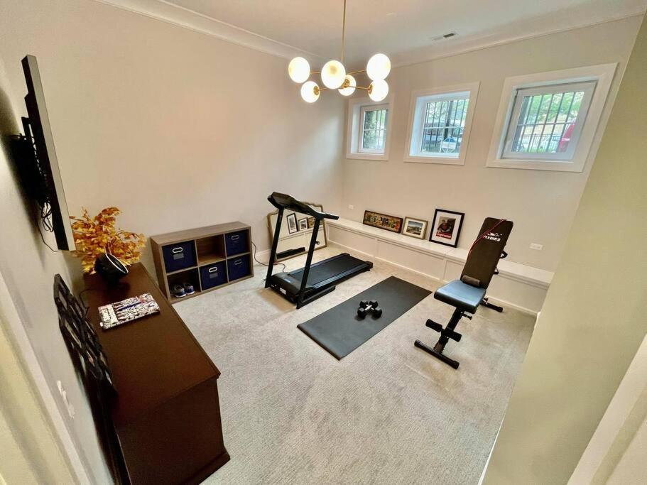 Urban Mansion Featuring A Rooftop City, Views, And Basketball Court Holiday home Chicago