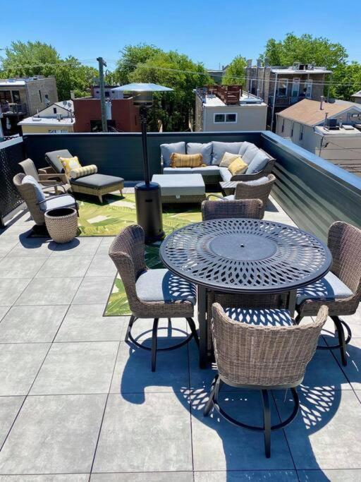 Urban Mansion Featuring A Rooftop City, Views, And Basketball Court Holiday home Chicago
