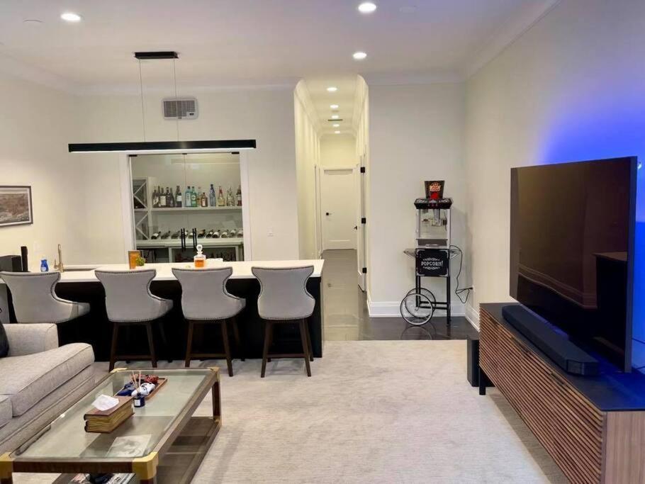 Urban Mansion Featuring A Rooftop City, Views, And Basketball Court * Chicago