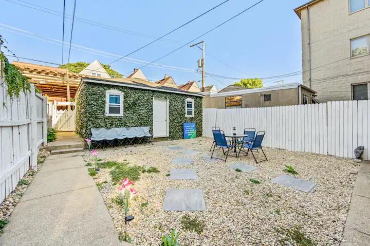 Lincoln Park 3 Bedroom Penthouse Apartment