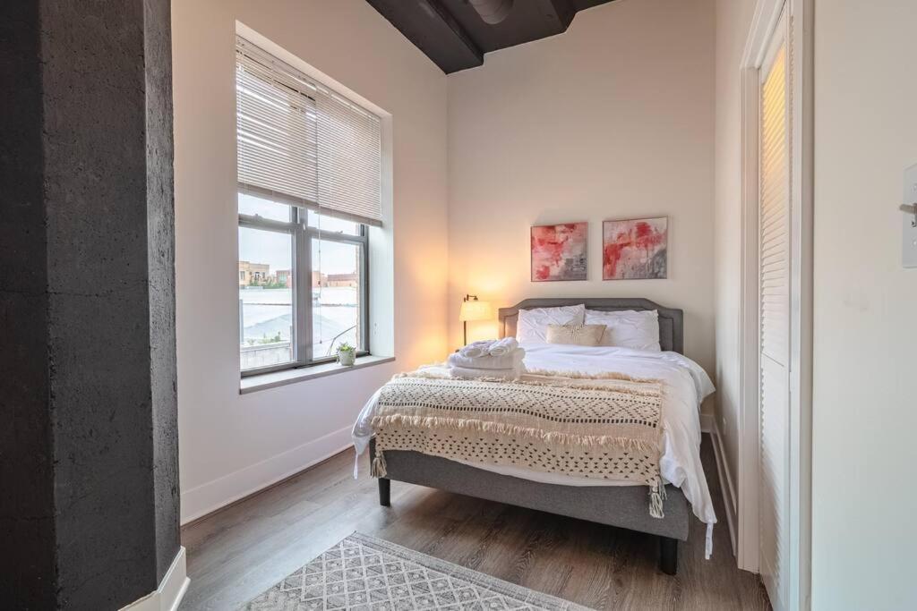 Apartment Group Friendly Spacious 3Br Suite With Optional Parking And Gym Access Sleeps 10 Guest Near Mccormick Place And Soldier Field Chicago
