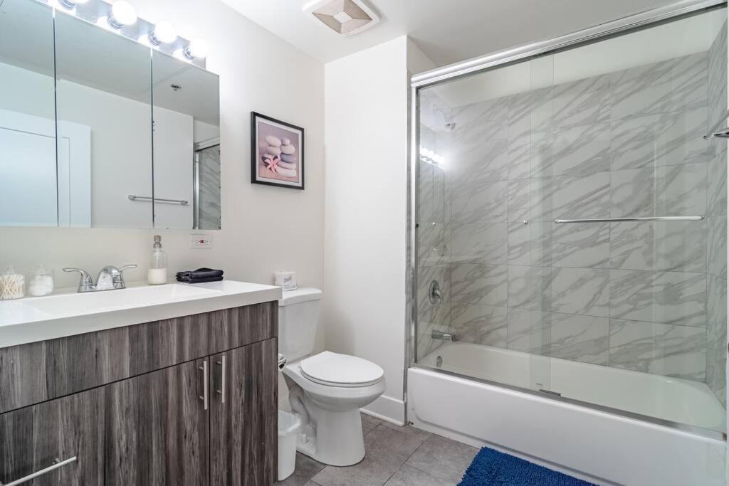 Group Friendly Spacious 3Br Suite With Optional Parking And Gym Access Sleeps 10 Guest Near Mccormick Place And Soldier Field Chicago