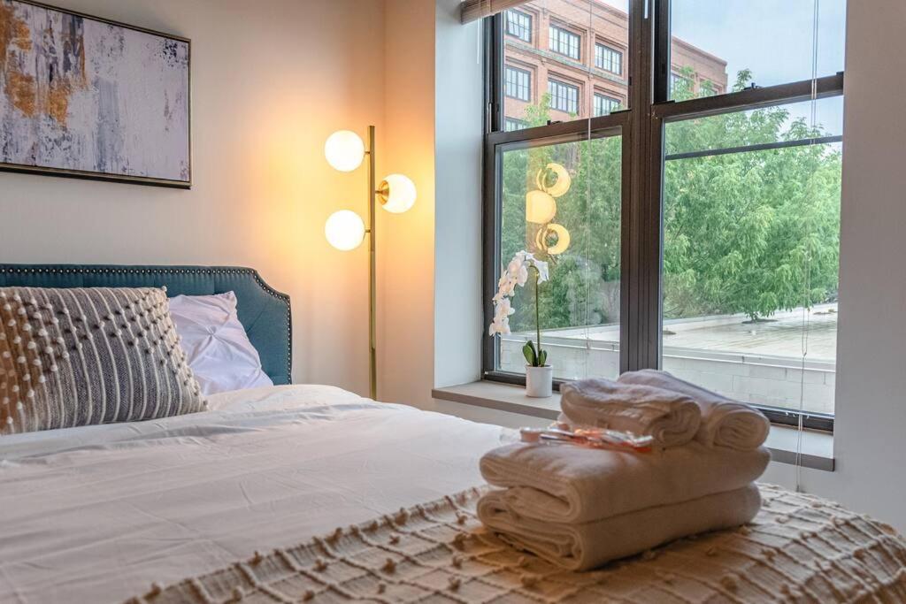 Group Friendly Spacious 3Br Suite With Optional Parking And Gym Access Sleeps 10 Guest Near Mccormick Place And Soldier Field Apartment
