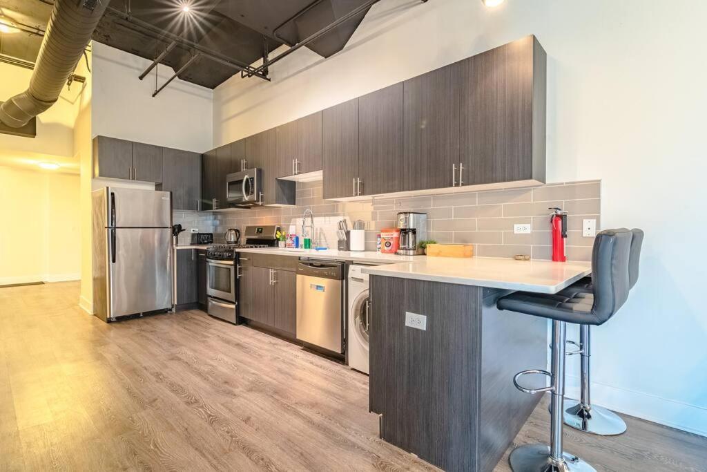 Group Friendly Spacious 3Br Suite With Optional Parking And Gym Access Sleeps 10 Guest Near Mccormick Place And Soldier Field Apartment Chicago