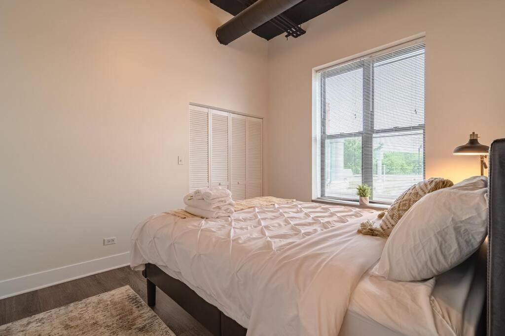 Apartment Group Friendly Spacious 3Br Suite With Optional Parking And Gym Access Sleeps 10 Guest Near Mccormick Place And Soldier Field Chicago