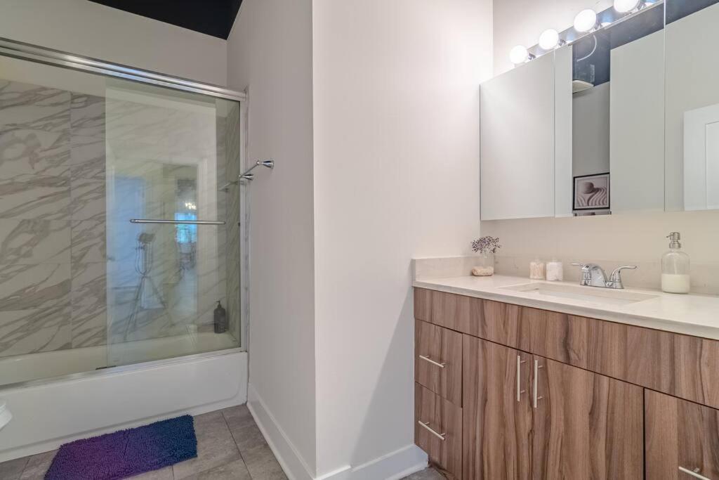 Group Friendly Spacious 3Br Suite With Optional Parking And Gym Access Sleeps 10 Guest Near Mccormick Place And Soldier Field