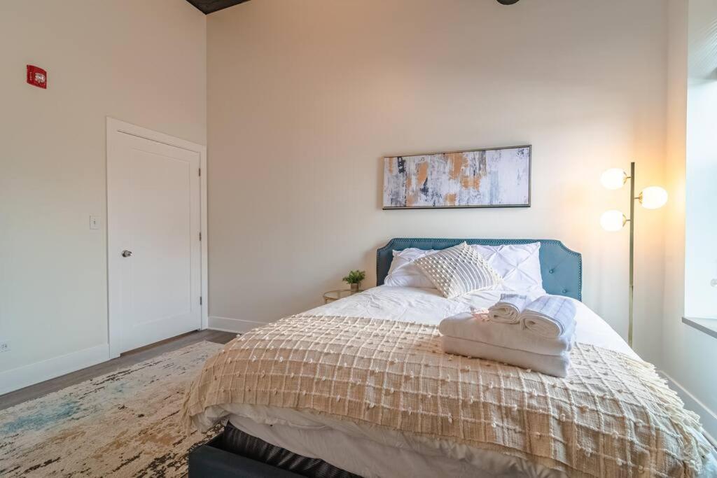 Group Friendly Spacious 3Br Suite With Optional Parking And Gym Access Sleeps 10 Guest Near Mccormick Place And Soldier Field *