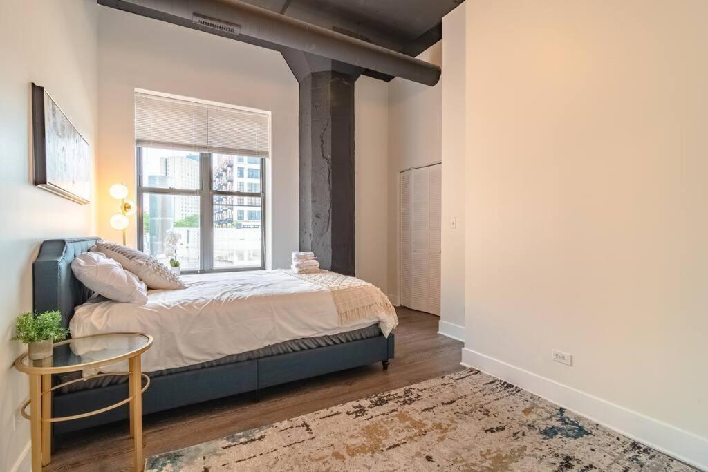 Group Friendly Spacious 3Br Suite With Optional Parking And Gym Access Sleeps 10 Guest Near Mccormick Place And Soldier Field Apartment