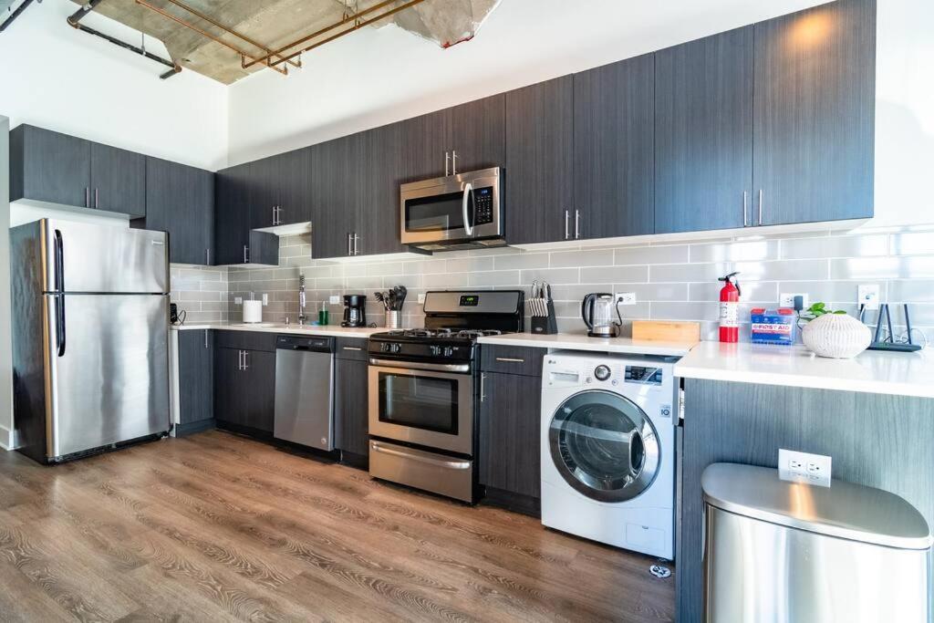 Family Friendly Spacious 3Br Suite Sleeps Up To 10 Guests With Optional Parking And Gym Access Near Mccormick Place And Soldier Field Apartment